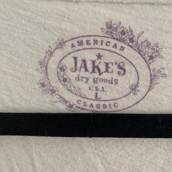 White T shirt with hearts. - Picture 3 of 6